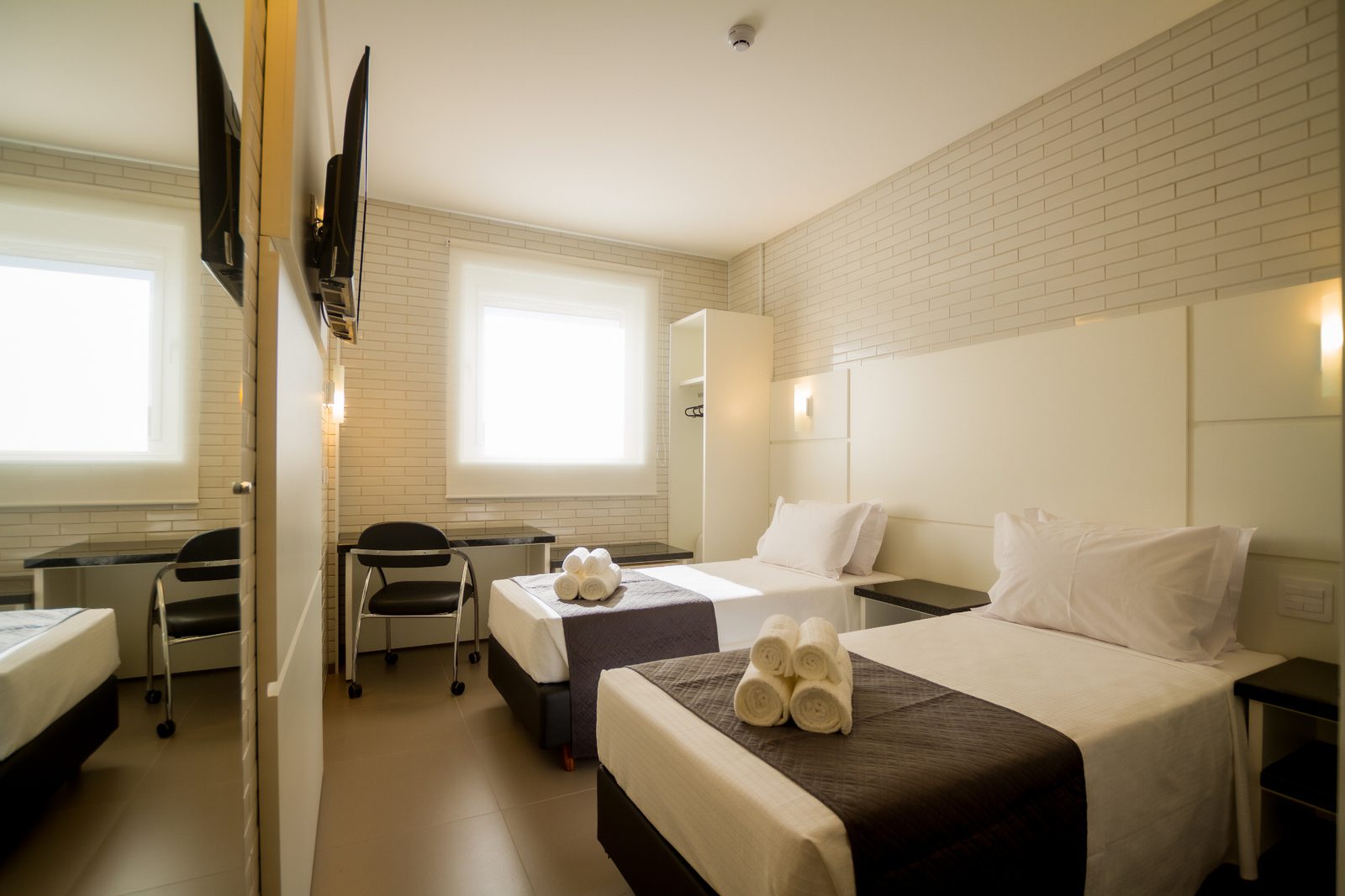 Apartamento Standard Twin com duas camas de solteiro e escrivaninha — Hotel Confiance Barigui