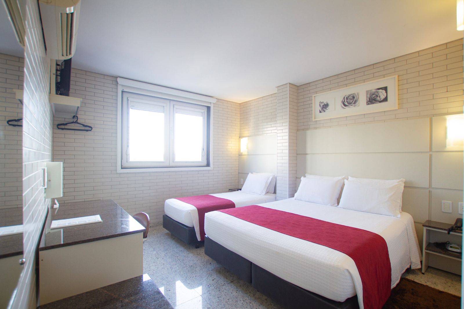 Apartamento Standard Triplo Casal com cama de casal, cama de solteiro e janela ampla — Hotel Confiance Batel