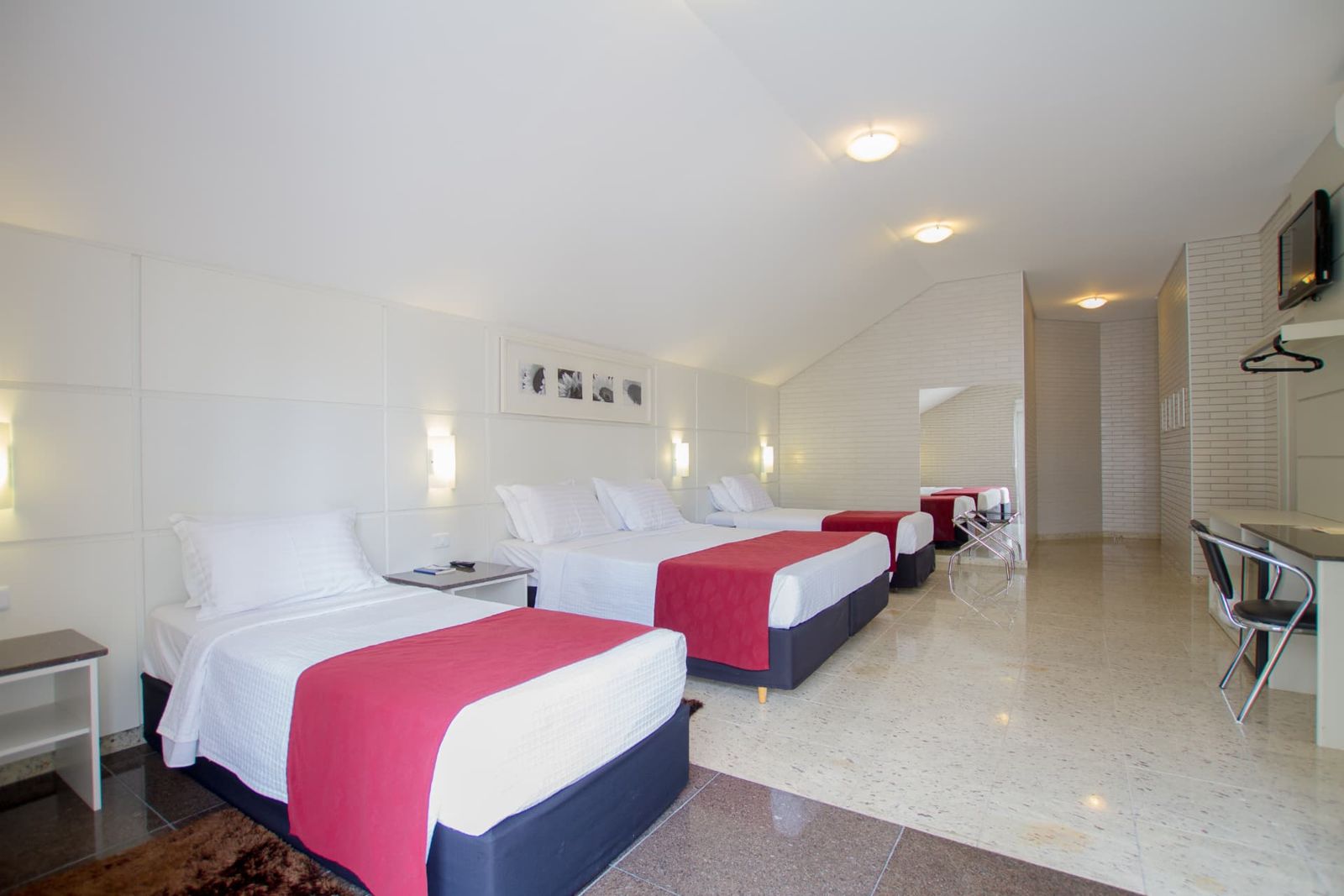 Apartamento Standard Quádruplo com camas de casal e de solteiro, TV e escrivaninha — Hotel Confiance Prime Batel