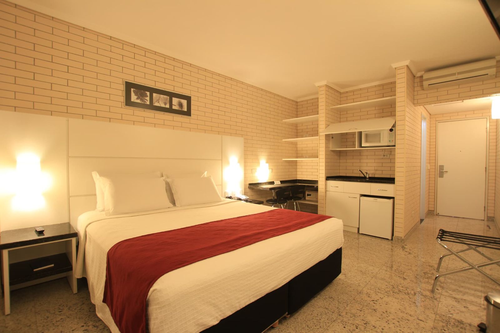 Apartamento Superior Casal com cama de casal, cozinha compacta com micro-ondas e frigobar — Hotel Confiance Prime Batel